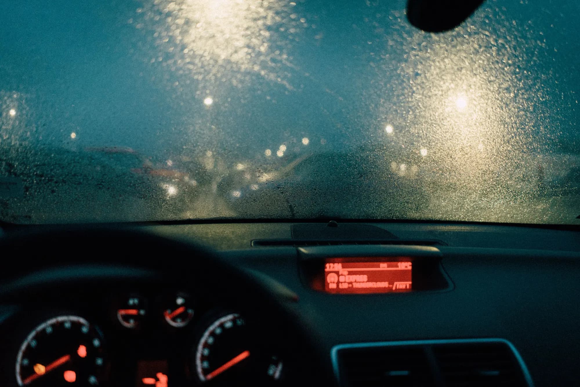 Auto rijdt bij regen en slecht zicht